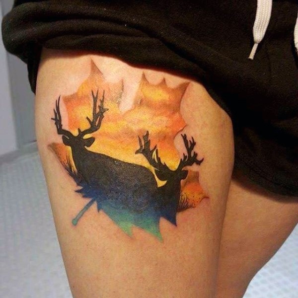 大腿3D五彩的枫叶与鹿和太阳纹身图案