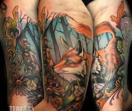 手臂上精彩的红色狐狸和树林纹身图案