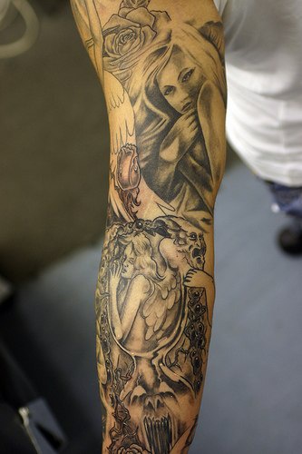 花臂天使和恶魔黑白纹身图案