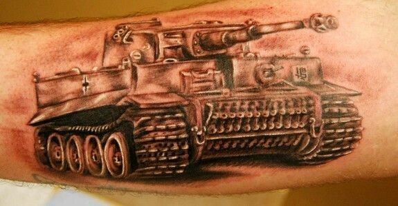 逼真的彩色二战虎式坦克手臂纹身图案