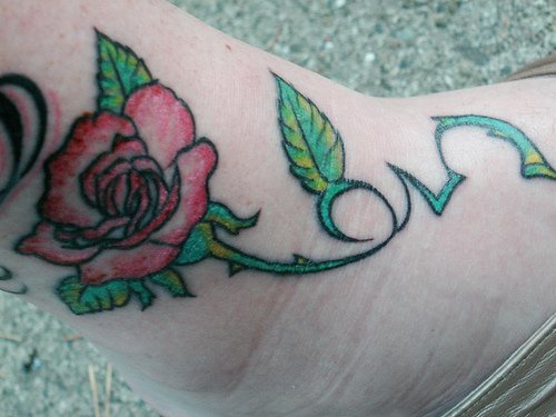 彩色的装饰玫瑰脚踝纹身图案