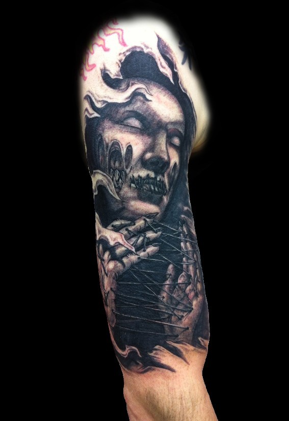 恐怖风格的黑色女巫肖像手臂纹身图案