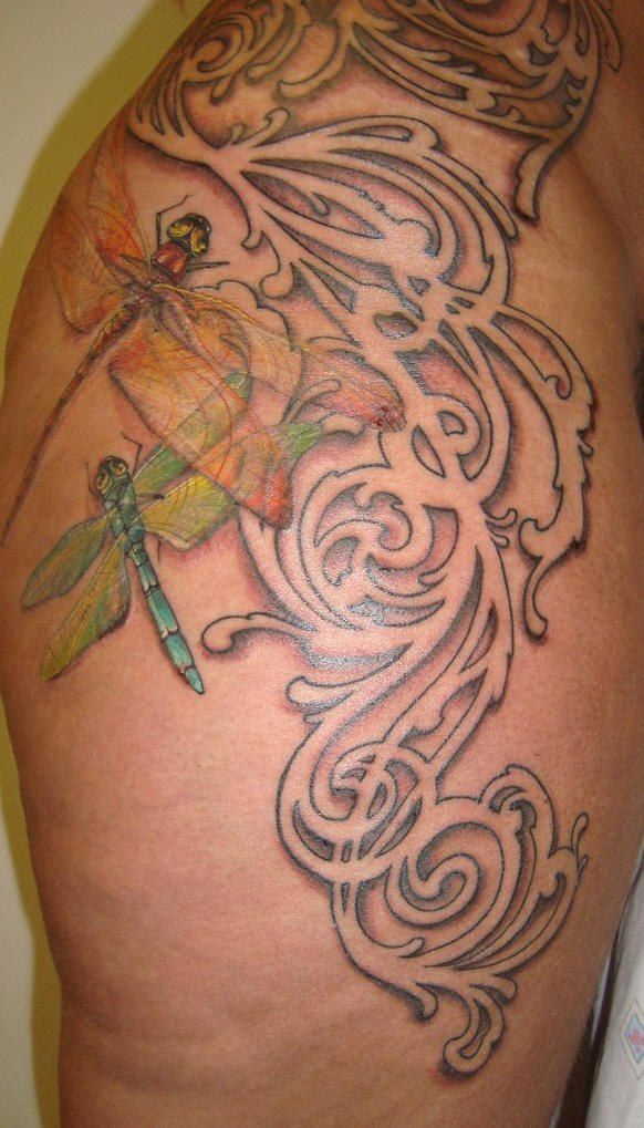 臀部逼真的3d蜻蜓彩色纹身图案