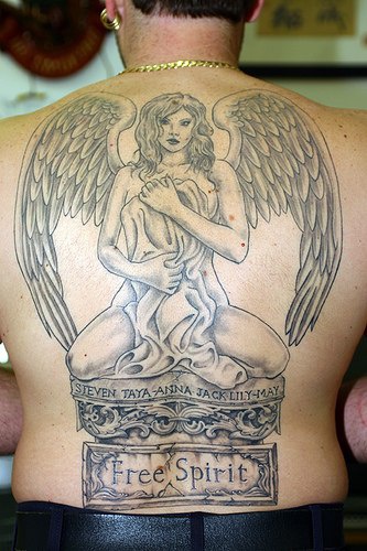 自由的性感天使和字母背部纹身图案