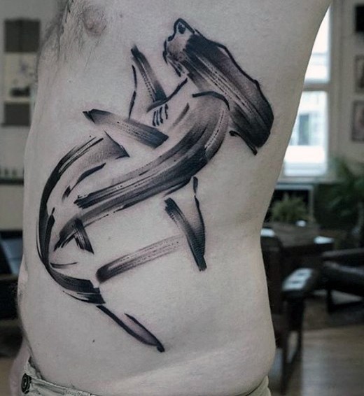 侧肋抽象风格的黑色鲨鱼纹身图案