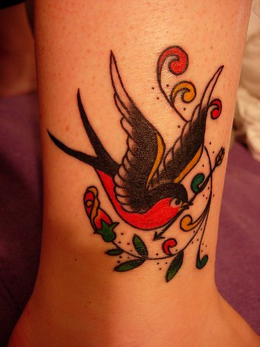 燕子和彩色藤蔓脚踝纹身图案