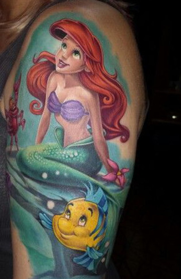 手臂3D彩色的艾莉尔美人鱼卡通纹身图案