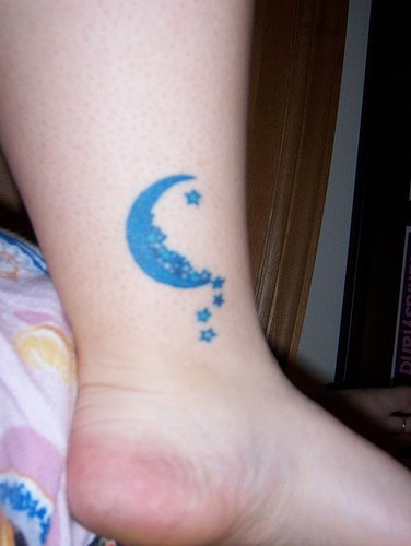 蓝色月亮与星星脚踝纹身图案