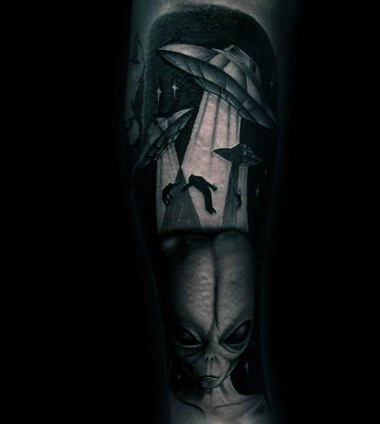 写实的黑白外星人与飞船和人类纹身图案