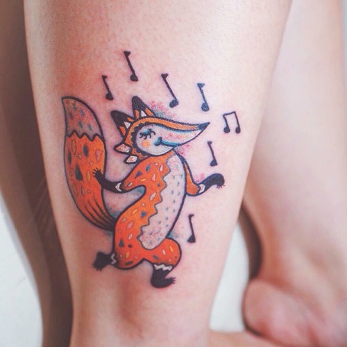 有趣的卡通舞蹈狐狸和音符彩色脚踝纹身图案