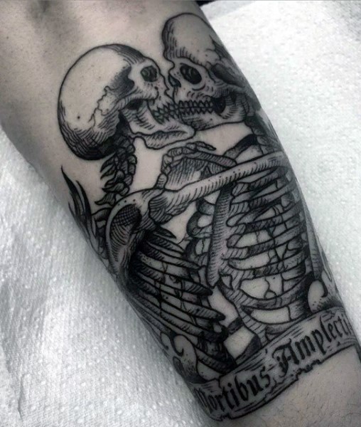 手臂惊人的old school亲吻骨骼夫妇纹身图案