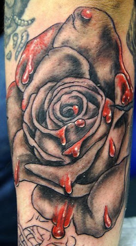 写实的滴血玫瑰彩色纹身图案