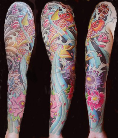 手臂七彩的锦鲤花卉个性纹身图案