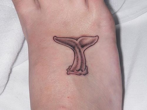 鲸鱼尾巴脚背纹身图案