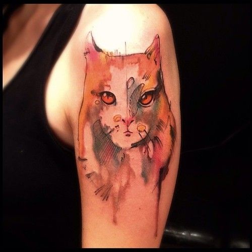 大臂彩色的猫头像纹身图案