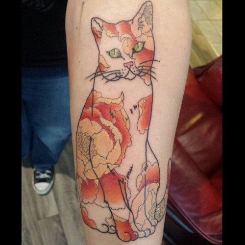 插画风格的彩色猫与各种花卉手臂纹身图案