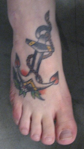 脚背彩色船锚和绳子纹身图案