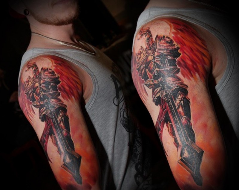 手臂幻想风格的彩色天使战士纹身图案