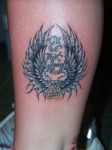 精致的天使翅膀纪念和字母纹身图案