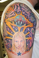 手臂彩色女生和飞船纹身图案