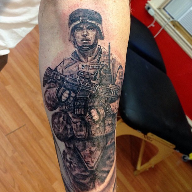 黑灰风格的美国士兵纹身图案
