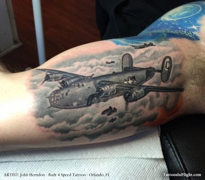 大臂内侧二战轰炸机纹身图案
