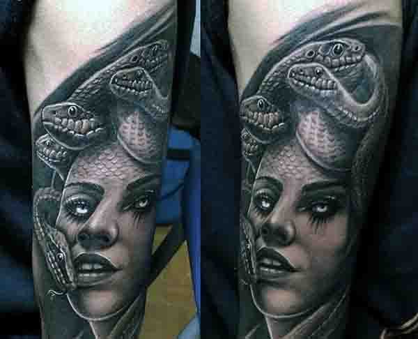 手臂黑白美杜莎肖像和逼真的蛇纹身图案