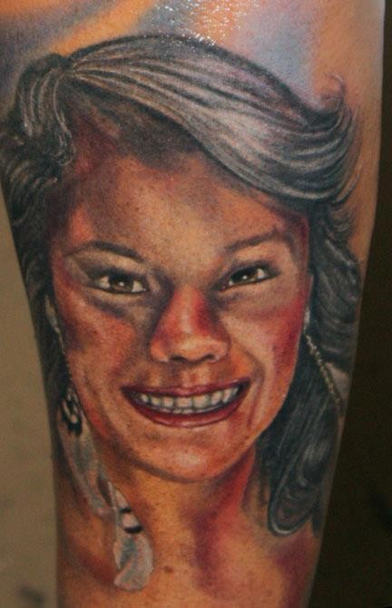 彩色的微笑女人肖像写实手臂纹身图案