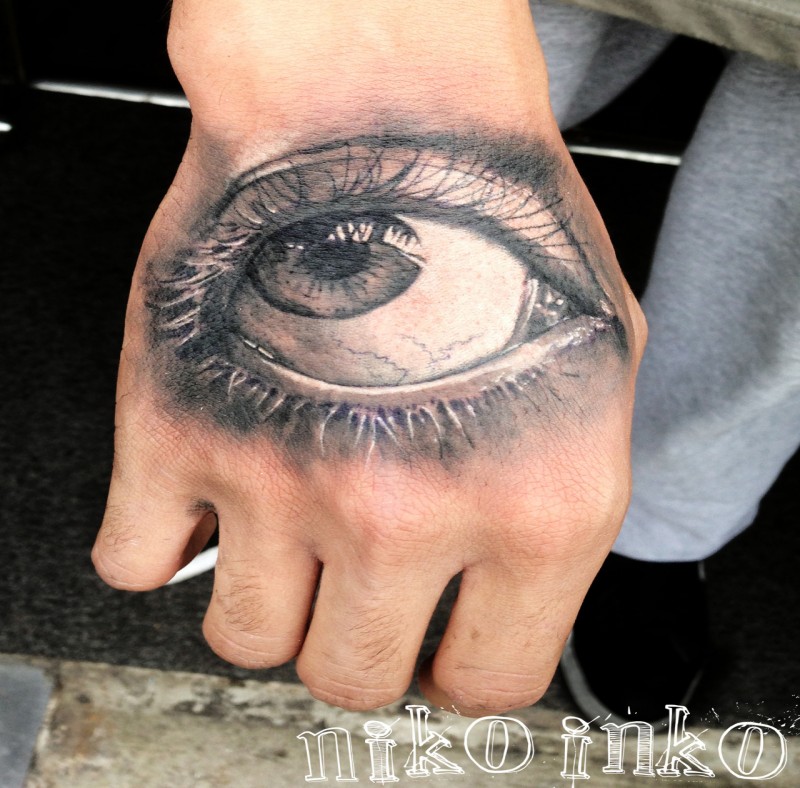 3D风格的女性眼睛手背纹身图案