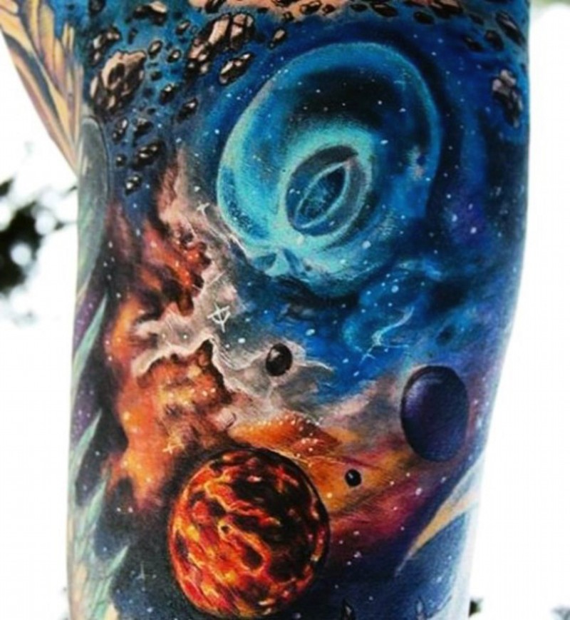 手臂五彩太空与外星纹身图案