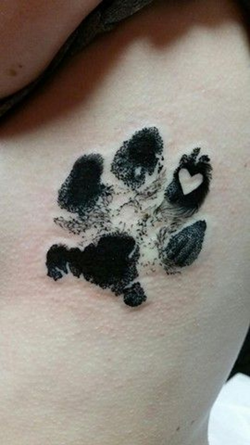 侧肋3D黑色的动物爪印与心形纹身图案