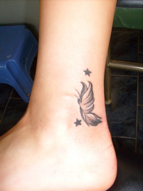 脚踝上的星星和蝴蝶纹身图案