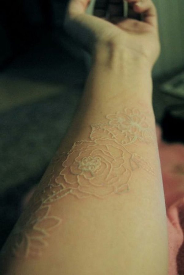 手臂3D隐形的白玫瑰花纹身图案
