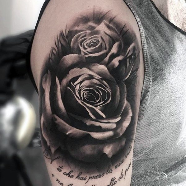 手臂温柔的3D写实玫瑰和字母纹身图案