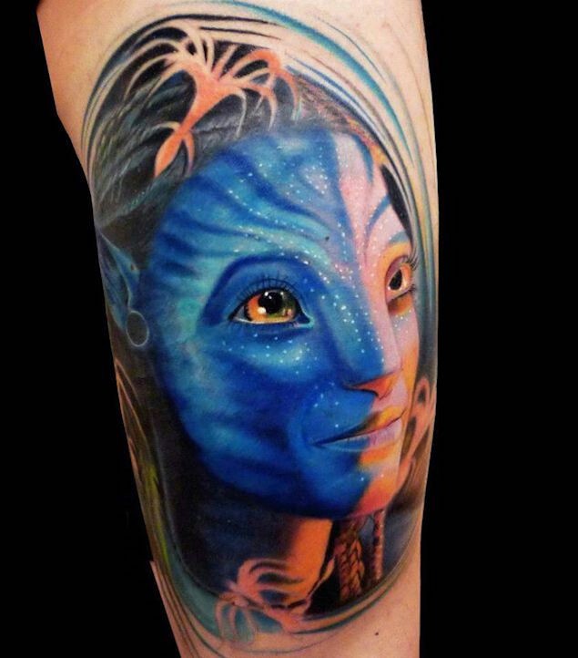 手臂自然的3D彩色阿凡达肖像纹身图案