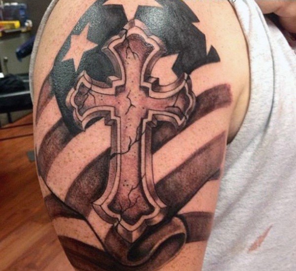 手臂美国本土的彩色十字架和国旗纹身图案