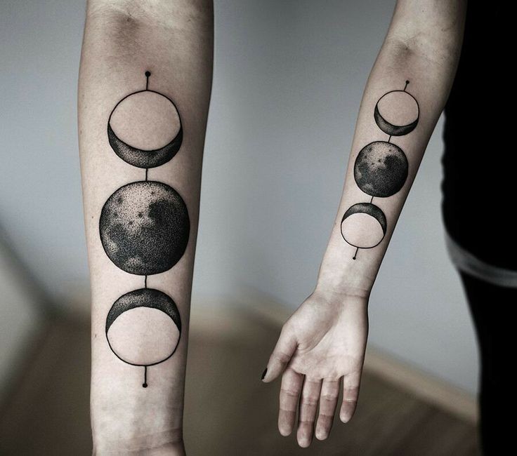 手臂黑色的太阳和月亮点刺纹身图案
