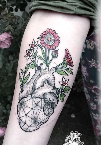 手臂点刺心脏和彩色花朵纹身图案