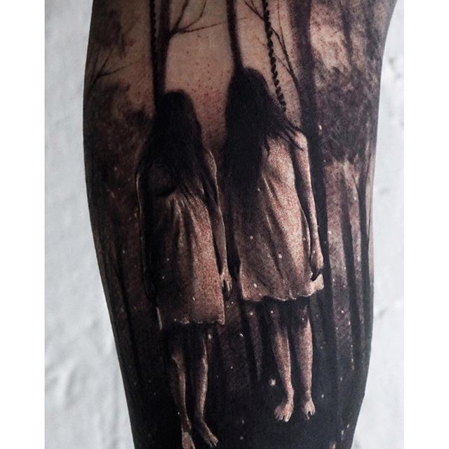 手臂毛骨悚然的姐妹在森林纹身图案