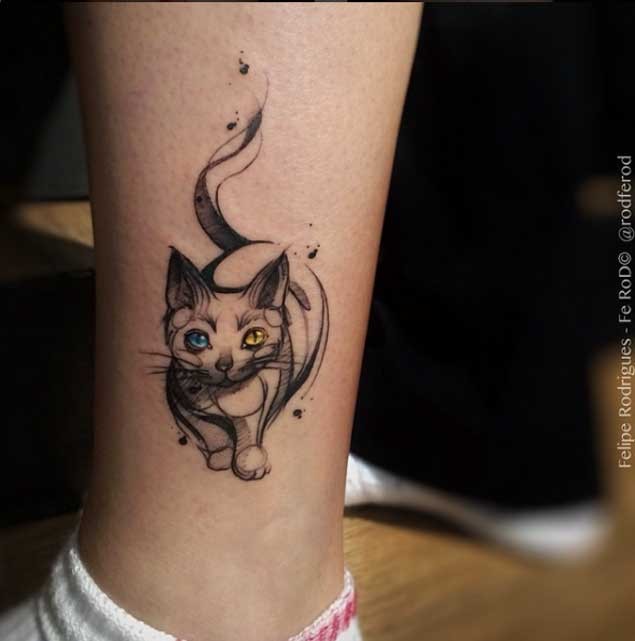 脚踝神秘的猫和双色眼睛纹身图案