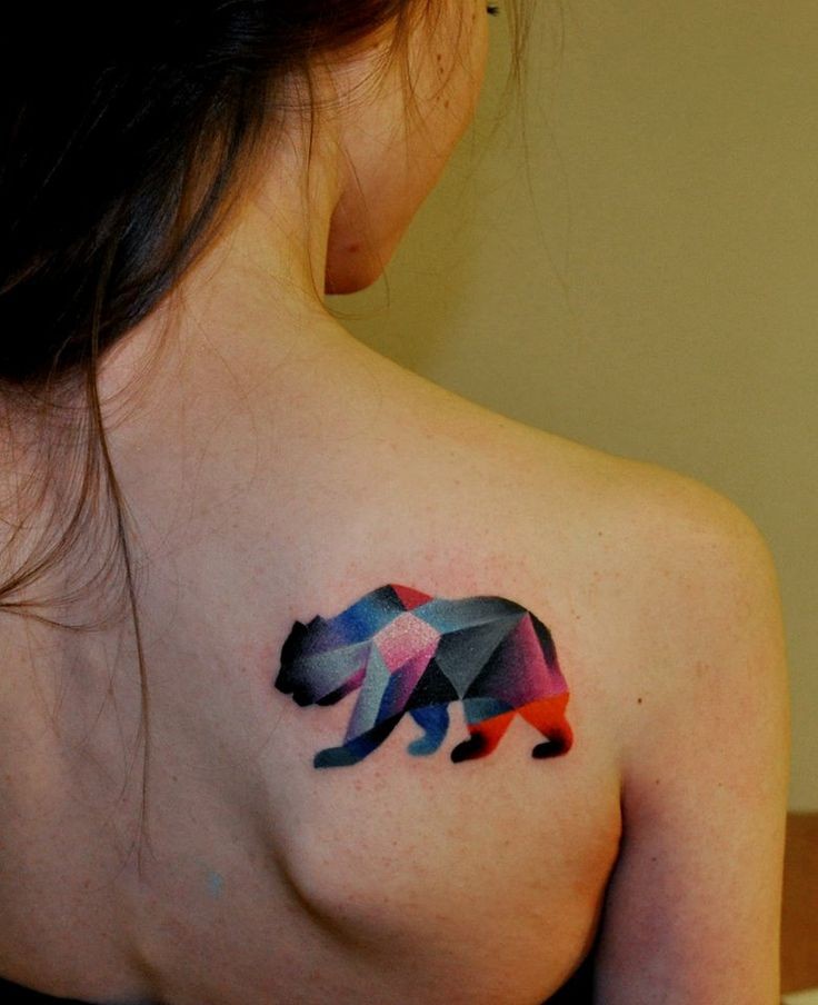 女生背部七彩的几何熊纹身图案