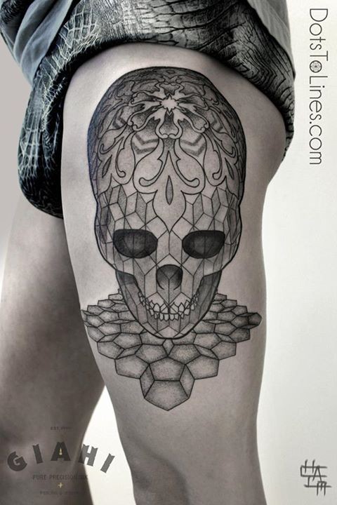 大腿插画风格黑色的异形骷髅与装饰纹身图案