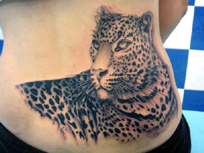 腰部亮丽的黑白豹子纹身图案