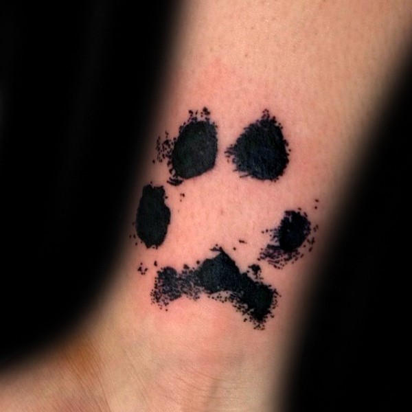 手腕黑色的动物爪印纹身图案