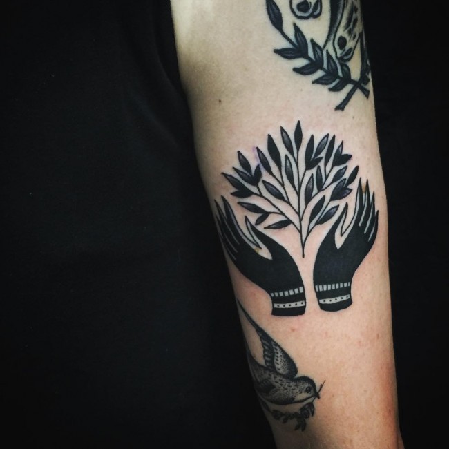 黑色的人手和树枝手臂纹身图案