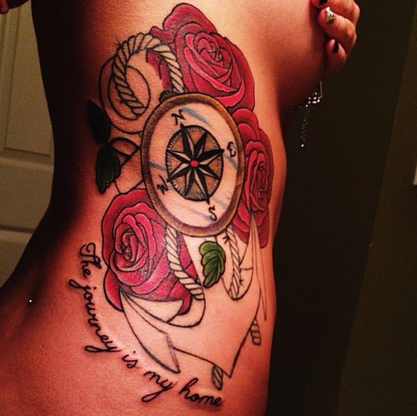 侧肋美丽的船锚与玫瑰纹身图案