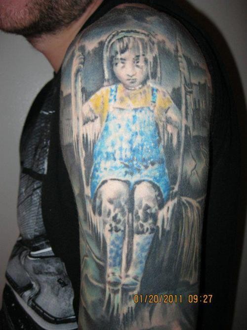 手臂恐怖风格的彩色冷冻女孩纹身图案