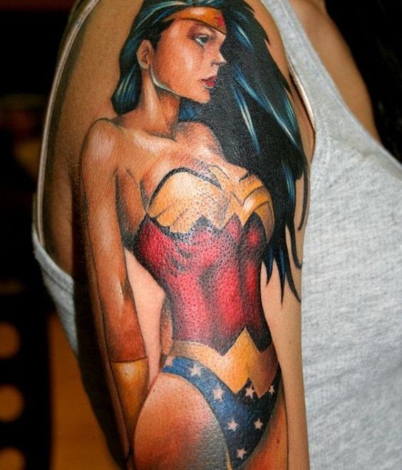 手臂漫画风格的彩色性感女人纹身图案