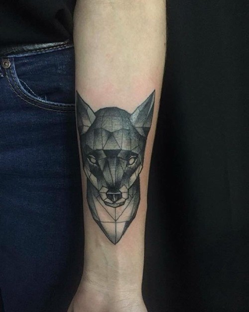 手臂微小的黑白抽象狐狸头部纹身图案