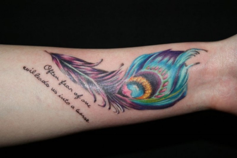 手臂生动的彩色孔雀羽毛与字母纹身图案